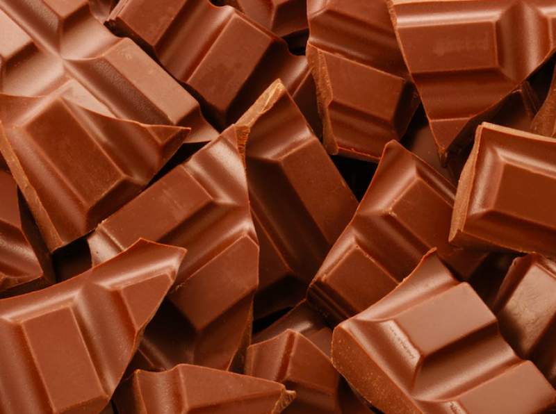 Prohben la venta de dos chocolates por robo de un camin